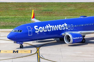 A Boeing 737-8 MAX aircraft of Southwest Airlines with the registration number N8785L at Dallas Airport