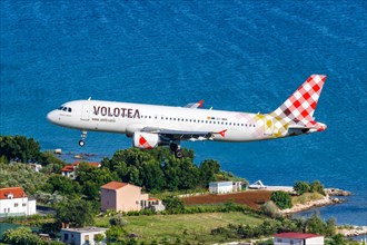 A Volotea Airbus A320 aircraft with the registration EC-MBK at Split Airport