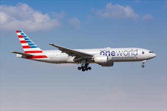 An American Airlines Boeing 777-200ER aircraft with the registration number N796AN and the OneWorld special livery at Dallas Fort Worth Airport