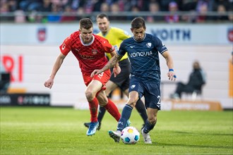 Christian E. GAMBOA LUNA VFL Bochum in a duel with Jonas FOEHRENBACH 1. FC Heidenheim li