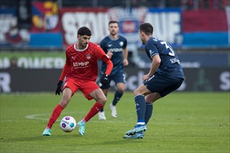 Eren DINKCI 1. FC Heidenheim right in a duel with Keven SCHLOTTERBECK VFL Bochum