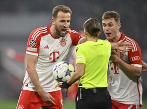 Referee Referee Stephanie Frappart Gesture Gesture in conversation Discussion with Joshua Kimmich FC Bayern Munich FCB