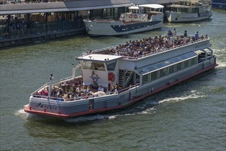 Excursion boat on the Seine