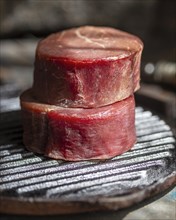 Raw meat grill arrangement