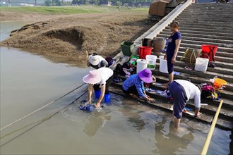 Women washing clothes in the Yangtze River