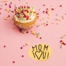 Mom i love you title paper near cupcake