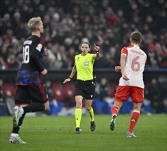 Referee Referee Stephanie Frappart Gesture Gesture Joshua Kimmich FC Bayern Munich FCB