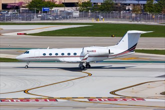 A Gulfstream G450 private jet aircraft of NetJets with the registration number N448QS at Chicago Airport