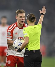 Referee Referee Stephanie Frappart Gesture Gesture in conversation Discussion with Joshua Kimmich FC Bayern Munich FCB