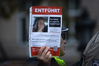 ENTFUeHRT is written on a leaflet that a man is holding next to him. Under the motto Never again is now
