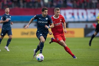 Christian E. GAMBOA LUNA VFL Bochum in a duel with Adrian BECK 1. FC Heidenheim re