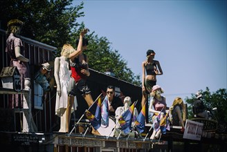 Mannequins as hippies on Route 66