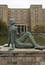 Bronze figure entitled Am Wasser by Fritz Klimsch