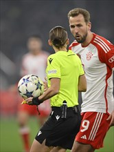 Referee Referee Stephanie Frappart Gesture Gesture in conversation Discussion with Harry Kane FC Bayern Munich FCB