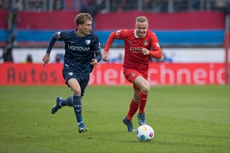 Patrick OSTERHAGE VFL Bochum in a duel with Lennard MALONEY 1. FC Heidenheim re