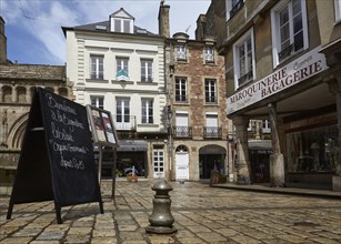 Display for a restaurant and retail shops from a frog's-eye view in Dinan
