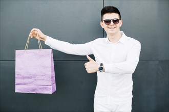 Guy sunglasses with shopping bag