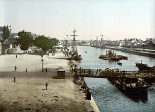 The commercial harbour of Lorient in 1890