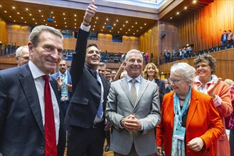 Cheers for the new CDU state chairman in Baden-Wuerttemberg. Manuel Hagel gives the thumbs up. He was elected successor to Thomas Strobl
