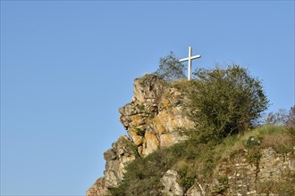 Rocky spur with summit cross on the site of the Hunolstein castle ruins