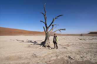 Dunes in Deadvlei with tourist