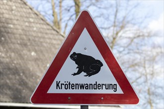 Warning sign for toad migration in the Duvenstedter Brook nature reserve
