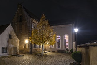 Night shot of the former synagogue