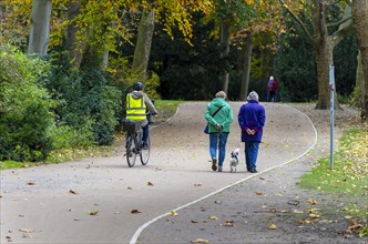 Walkers and cyclists in the Grosser Tiergarten