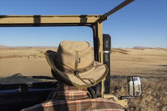 Safari vehicle with guide with south-west hat