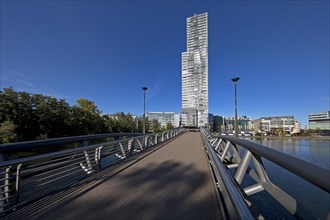 Bridge over the Mediapark lake to the Koelnturm