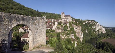 Town gate and view over the medieval village Saint-Cirq-Lapopie
