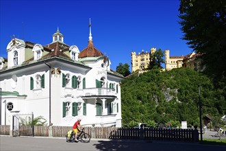 Cyclists in front of the Hotel Jaegerhaus and Hohenschwangau Castle