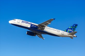 A JetBlue Airbus A320 aircraft with the registration number N579JB at Los Angeles Airport