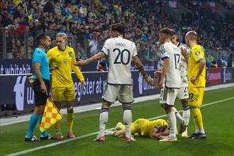 Nicolo' ZANIOLO Italy 10 centre discusses with the linesman and Mikhailo MUDRYK Ukraine 2nd from left