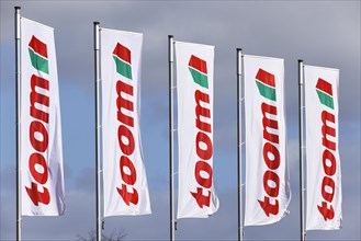 Flags with the logo of Toom der Baumarkt