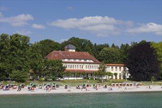 The Henry Everling Haus and sunbathers in beach chairs at the seaside resort Haffkrug