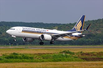 A Singapore Airlines Boeing 737 MAX 8 aircraft with registration 9V-MBK at Kuala Lumpur Airport