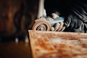 Grinding with an electric wood grinder