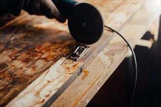 Grinding with an electric wood grinder