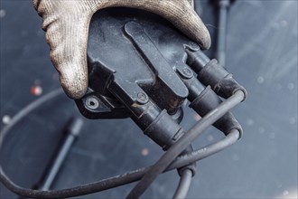 Engine ignition system distributor and high-voltage ignition cable wires connected