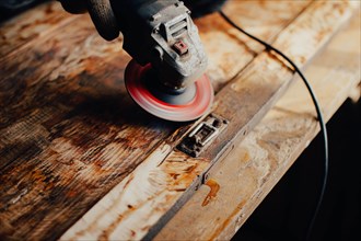 Grinding with an electric wood grinder