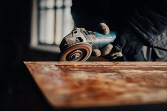 Grinding with an electric wood grinder