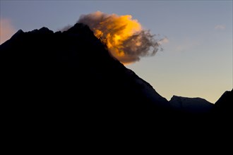 Silhouettes of the seven-thousander Nuptse and the eight-thousander Lhotse