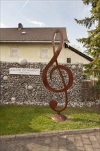 Treble clef symbolically in the garden of violin maker Rainer Leonhardt