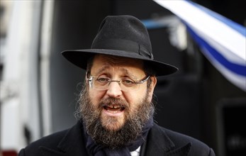 Rabbi Yehuda Teichtal speaks during the demonstration Solidarity March with Israel at Wittenbergplatz