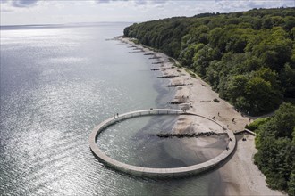 An aerial view shows people walking on the infinite bridge. The bridge is a work of art built by Sculpture by the Sea