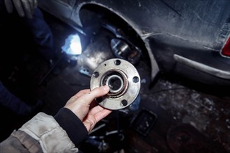 Hub in the hand of an auto mechanic