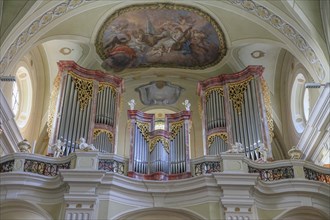 Organ and gallery
