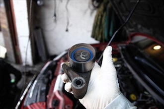 Replacing the tension roller of a car's timing system