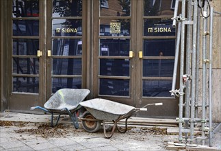 Wheelbarrows in front of the Signa construction project on Nuernberger Strasse Here
